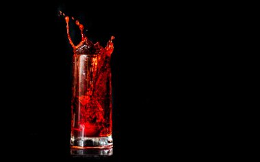içki ile dolu bir bardak çilek