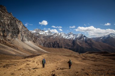 Bhutan dağlarda yürüyüş yapanlar