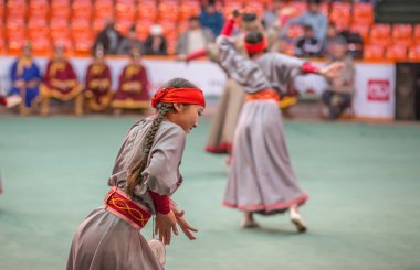  Bayanlar geleneksel dansları dans ediyor