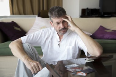 borç içinde orta yaşlı adam