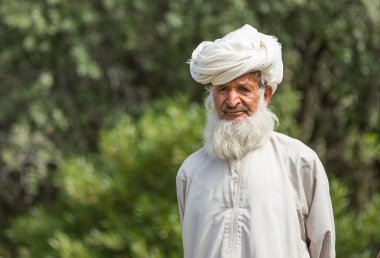 Yaşlı adam Umman dağlardan