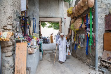 Yaşlı adam içinde Nizwa eski çarşı