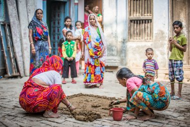 Kadınlar inek gübresi yayılıyor