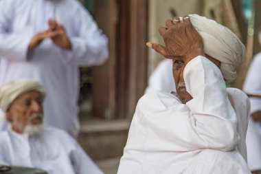 Yaşlı adam içinde Nizwa eski çarşı