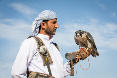 Dubai yakınındaki onun Şahin ile Falconer