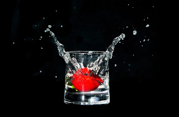 Morango caindo em um copo — Fotografia de Stock
