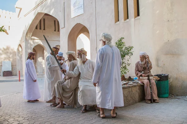 Mężczyzn w tradycyjne stroje w Nizwa — Zdjęcie stockowe