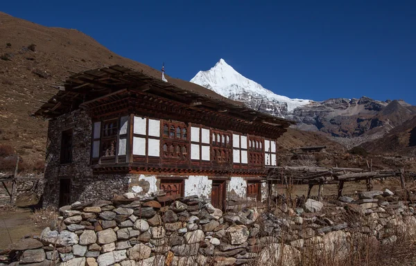 Maison locale avec montagne — Photo