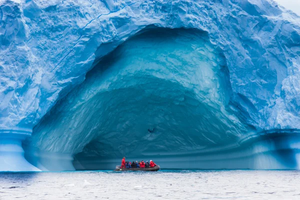 Zodiaque devant un énorme iceberg — Photo