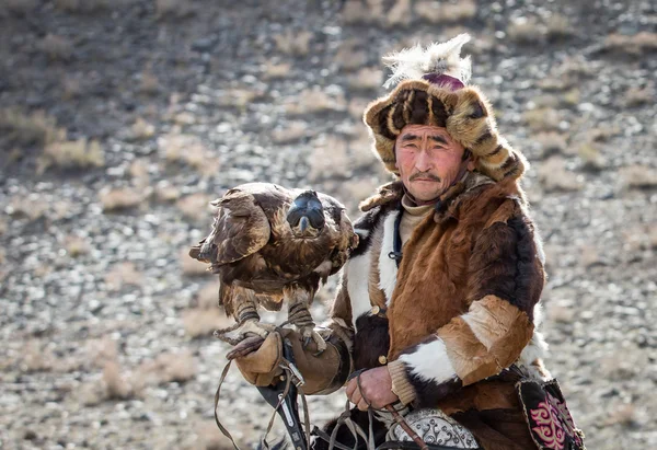 Hombre con Águila Dorada Altai —  Fotos de Stock