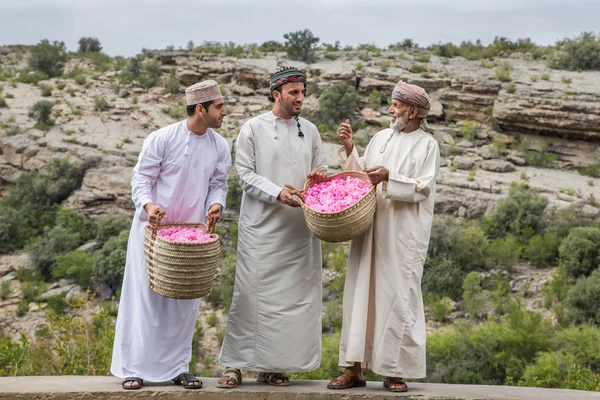 Omani uomini che tengono cesti di petali di rosa — Foto Stock