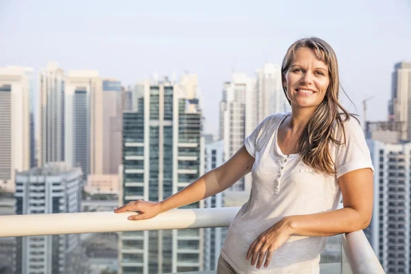 Middle aged woman looking at the city — Stock Photo, Image
