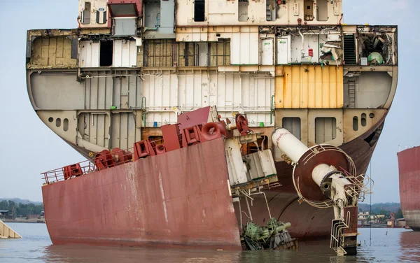 Vida em um navio que está meio quebrado — Fotografia de Stock