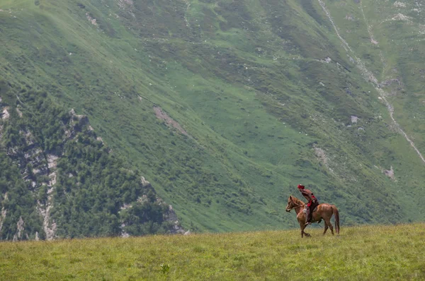 Homme à cheval dans les montagnes — Photo