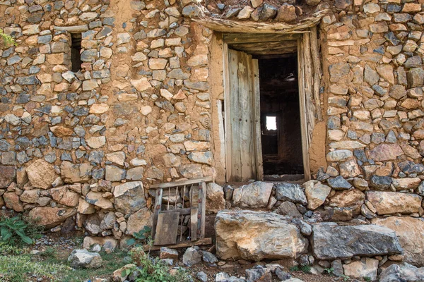 Porta e janelas da velha casa abandonada — Fotografia de Stock