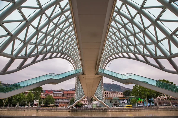 Ponte della Pace sul fiume Mtkvari a Tbilisi — Foto Stock