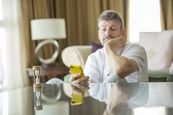 Middelste leeftijd man kijken naar zijn telefoon — Stockfoto