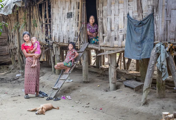 Familia en la entrada de su casa — Foto de Stock