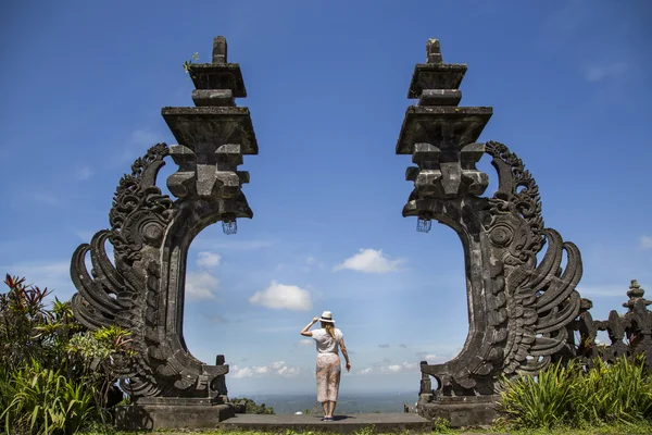 Młoda kobieta o świątyń Besakih w Bali, Indonezja — Zdjęcie stockowe