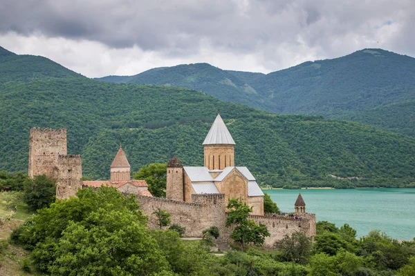 Monasterio junto al lago Ananuri —  Fotos de Stock