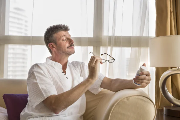 Man leest een fles van de geneeskunde — Stockfoto