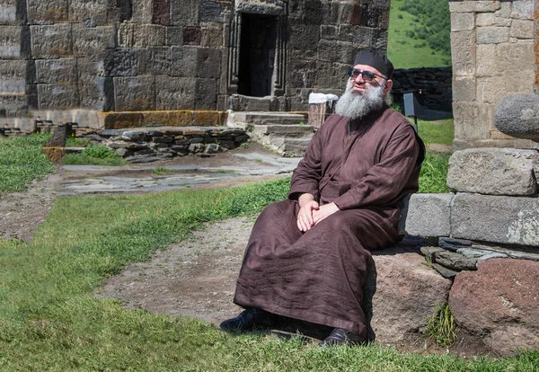 Santo padre en el patio de la iglesia — Foto de Stock