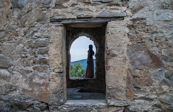 Mulher em uma moldura de janela — Fotografia de Stock
