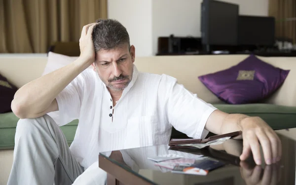 Hombre de mediana edad en deuda —  Fotos de Stock