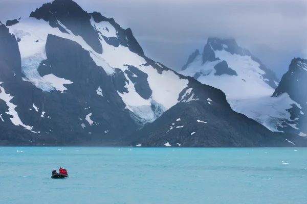 Crucero del zodíaco sobre la península Antártica — Foto de Stock