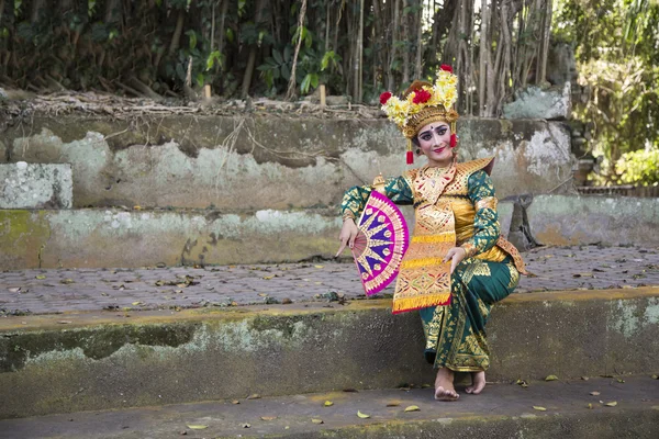 Балійська танцівниця позує за камерою — стокове фото