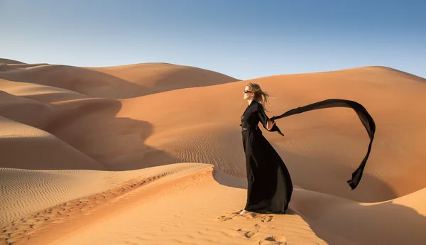 Frau in den Sanddünen von Liwa — Stockfoto