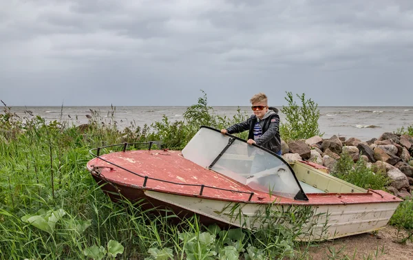 Garçon sur un bateau près du lac Peipus — Photo