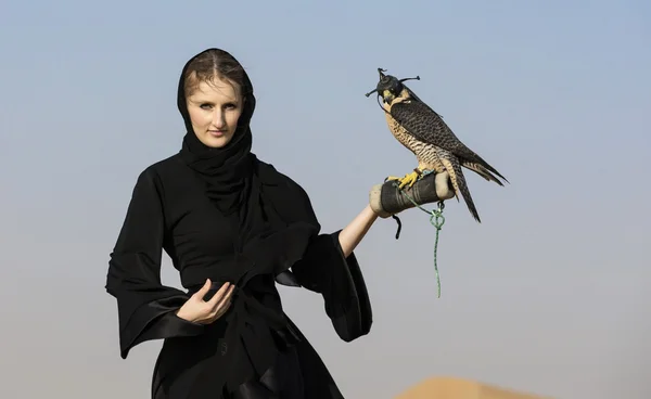 Emirati woman with a falcon — Stock Photo, Image