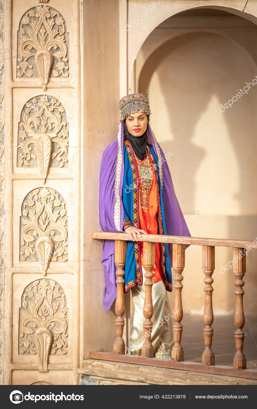 mynte Stoop Bermad Smuk Ung Iransk Dame Traditionelt Tøj — Stock-foto © katiekk #422213878