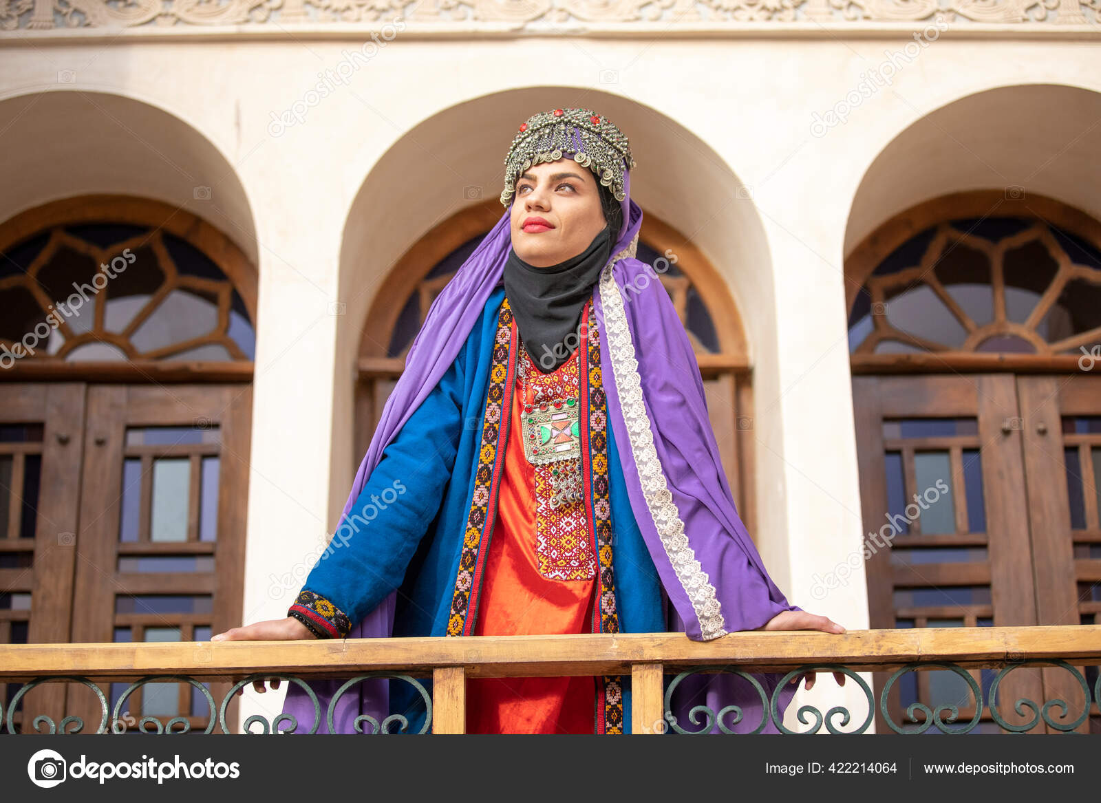 Hermosa Joven Iraní Dama Ropa Tradicional: fotografía de stock ...