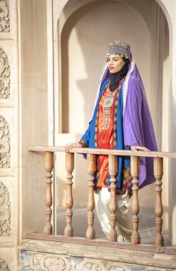 Geleneksel giyinmiş İranlı güzel bir bayan.