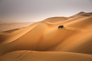 Rub al Khali Çölü 'nde Abu Dabi, Birleşik Arap Emirlikleri' ndeki Boş Mahalle 'de araba sürüyor.