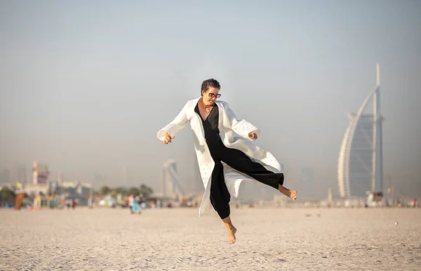 Modna Kobieta Średnim Wieku Dubai Beach — Zdjęcie stockowe