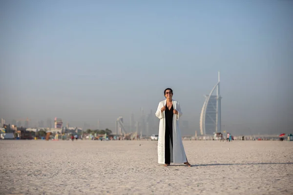 Módní Žena Středního Věku Dubaji Pláž — Stock fotografie