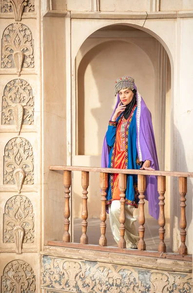 Hermosa Joven Iraní Dama Ropa Tradicional: fotografía de stock ...