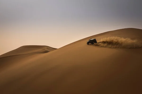 Carro Dirigindo Rub Khali Desert Empty Quarter Abu Dhabi Emirados — Fotografia de Stock