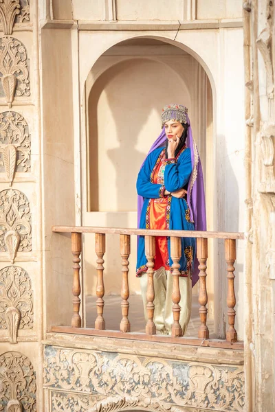 Красивая Молодая Иранская Леди Традиционной Одежде — стоковое фото