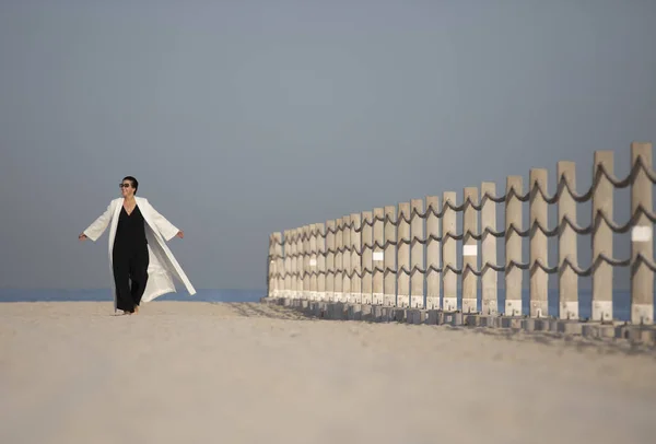 Módní Žena Středního Věku Dubaji Pláž — Stock fotografie