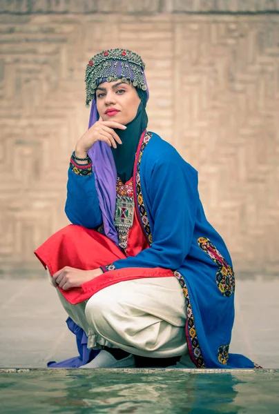 Молодая Красивая Иранская Леди Традиционной Одежде — стоковое фото