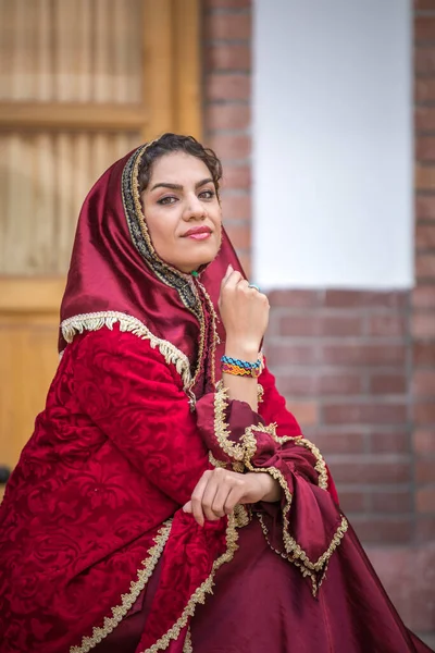 穿着传统服装的年轻美丽的伊朗女士 — 图库照片