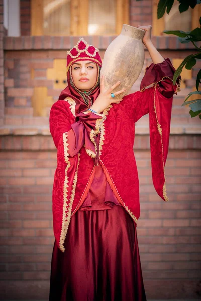 Jonge Mooie Iraanse Dame Traditionele Kleding Met Een Keramische Waterschaal — Stockfoto