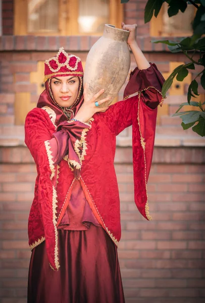 Jonge Mooie Iraanse Dame Traditionele Kleding Met Een Keramische Waterschaal — Stockfoto