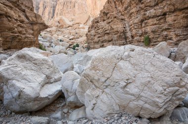 Hajjar dağlarında düşen kayalar