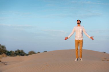 Gündoğumunda çölde dua eden bir adam