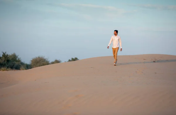 Чоловік Ходить Пустелі Сході Сонця — стокове фото